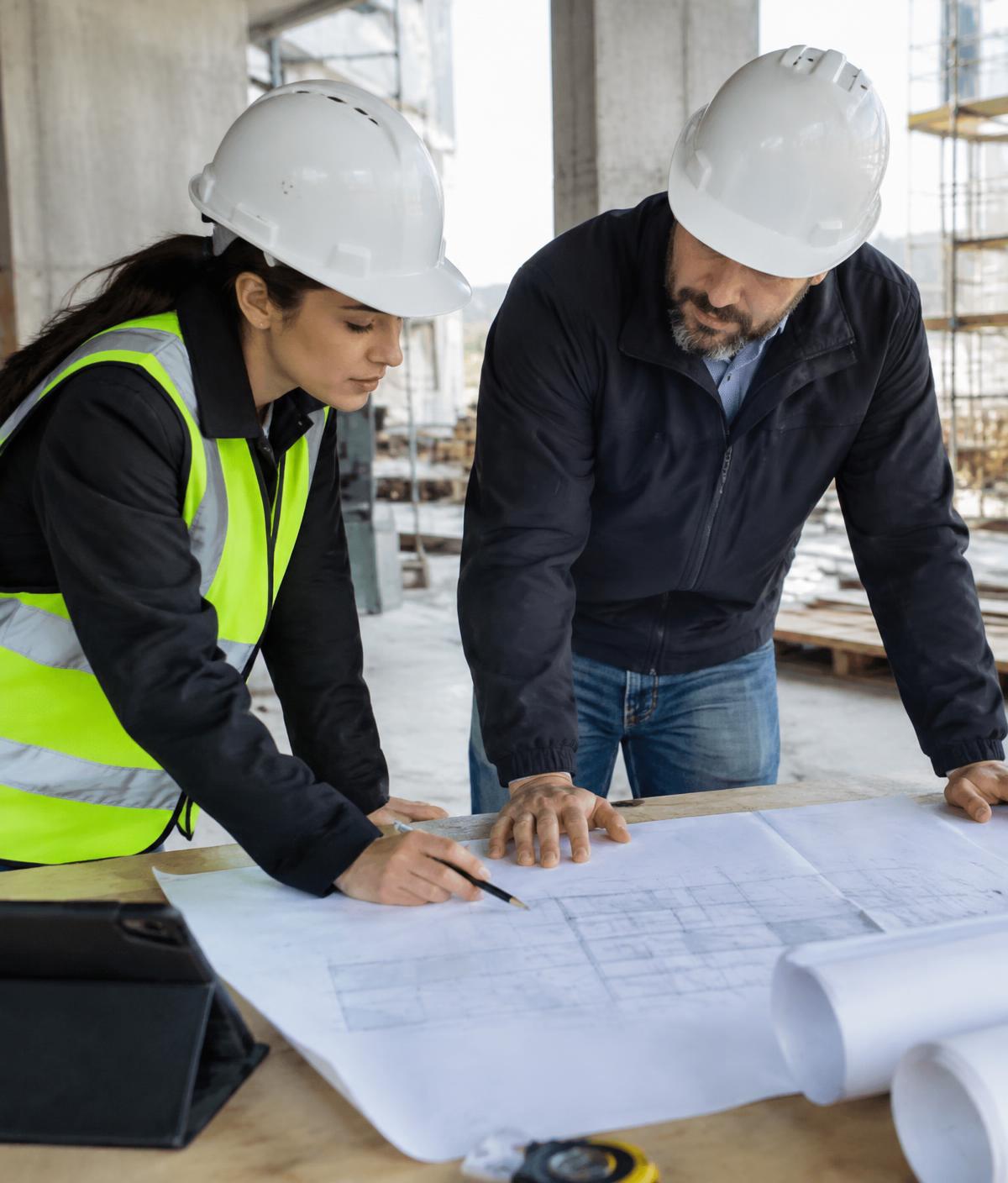 Ingenieros revisando planos en obra